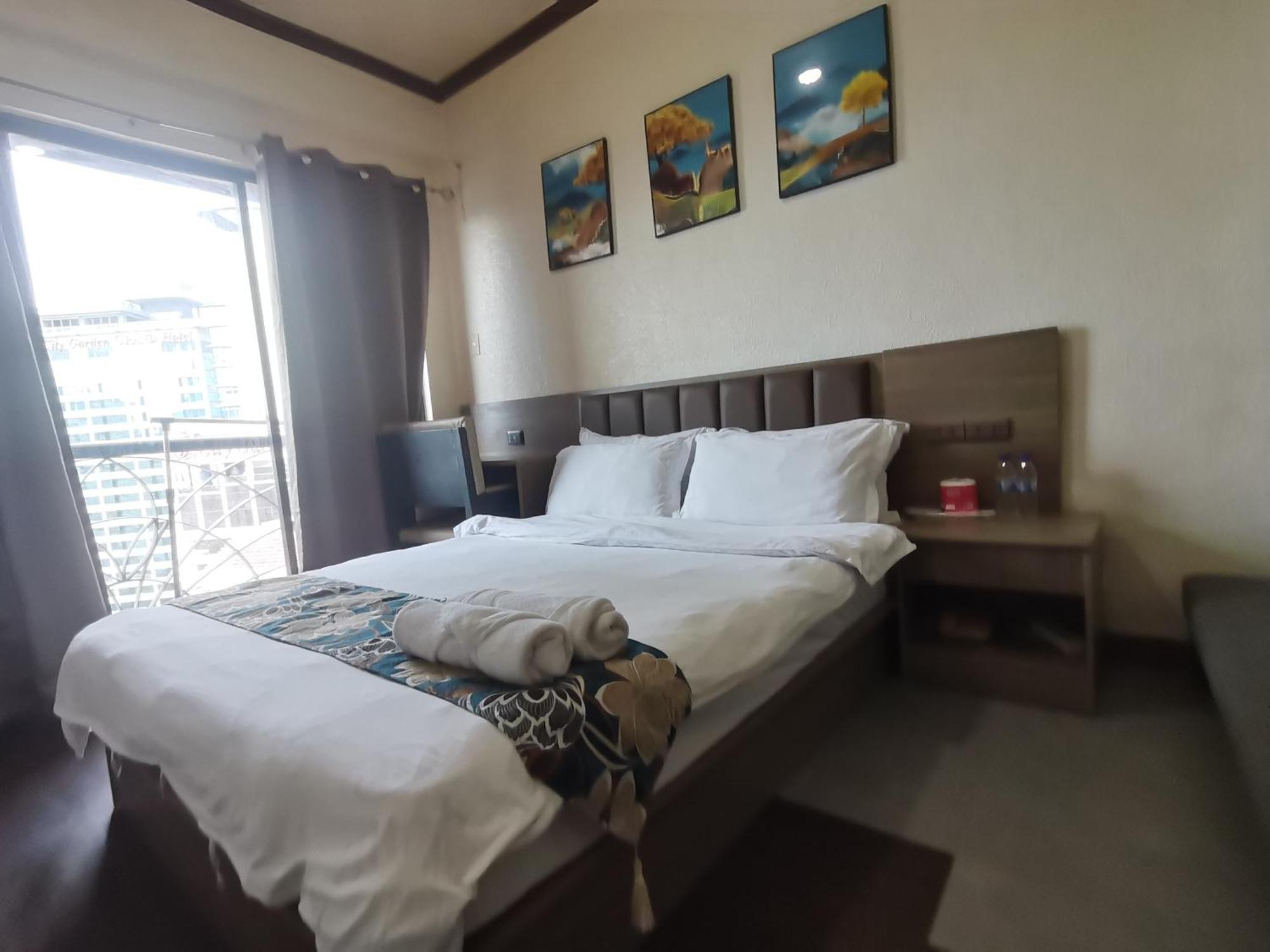Passion Makati Aparthotel Makati City Exterior photo